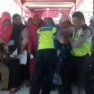 polisi kewalahan jaga antrian bpnt petarukan