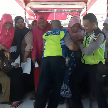 polisi kewalahan jaga antrian bpnt petarukan