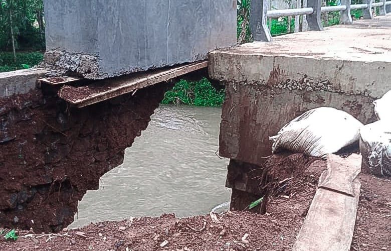 belum difungsikan jembatan ambrol