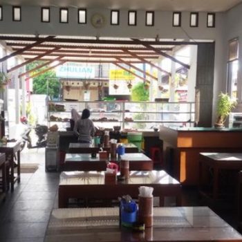 rumah makan sepi