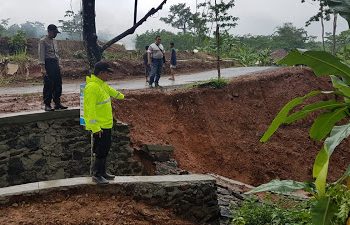 talud di batang ambrol