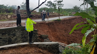 talud di batang ambrol