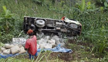 truk terperosok