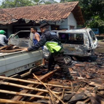 mobil terbakar