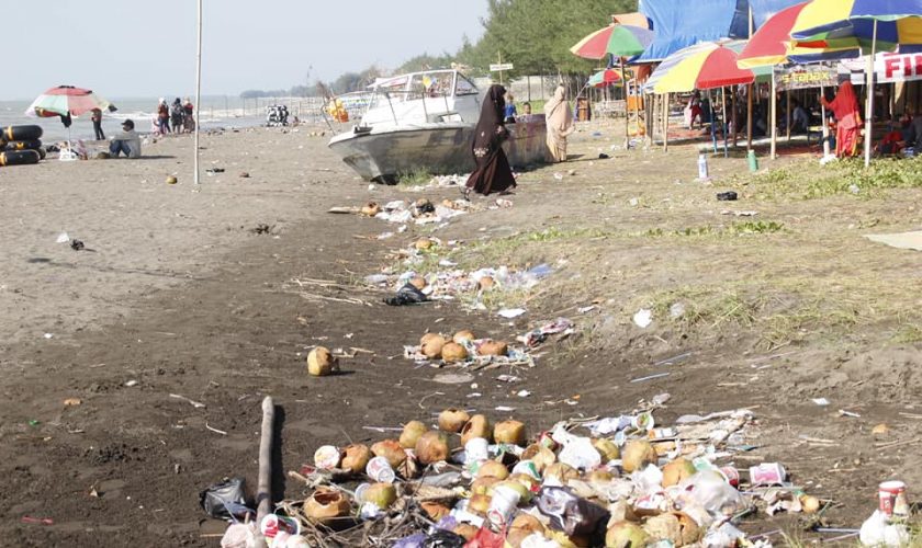 sampah pantai widuri