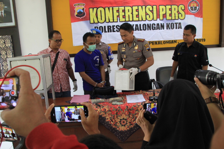 curi kotak amal
