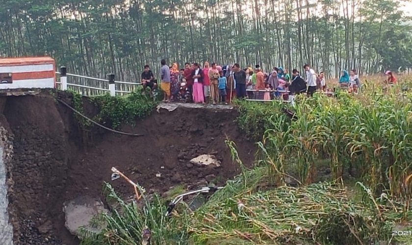 jembatan ambruk