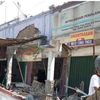 atap pasar pagi roboh