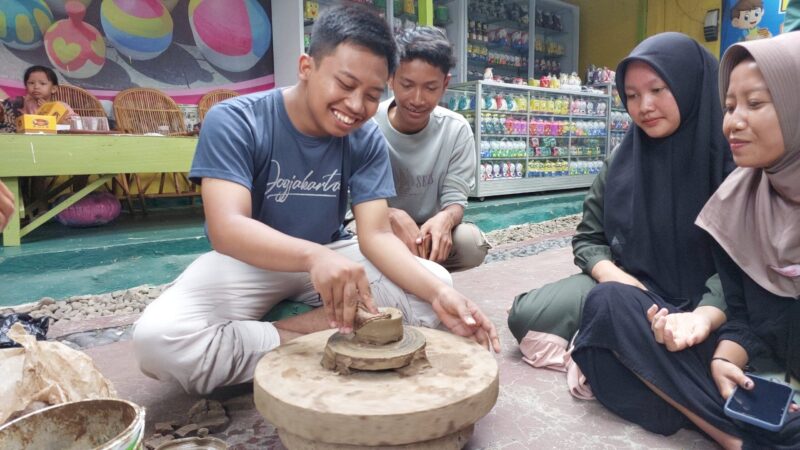 Peserta workshop melakukan praktik pembuatan gerabah di Desa Wisata Gerabah Ceria, Wonorejo, Wonopringgo, Jum'at (20/10/2023). Foto: Firsya Firmansyah.